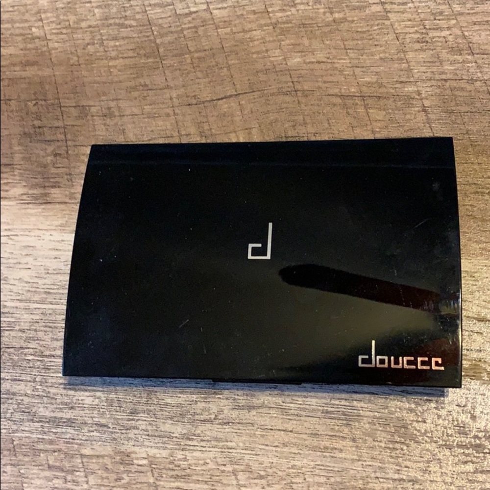 doucce magnetic eye shadow palette.